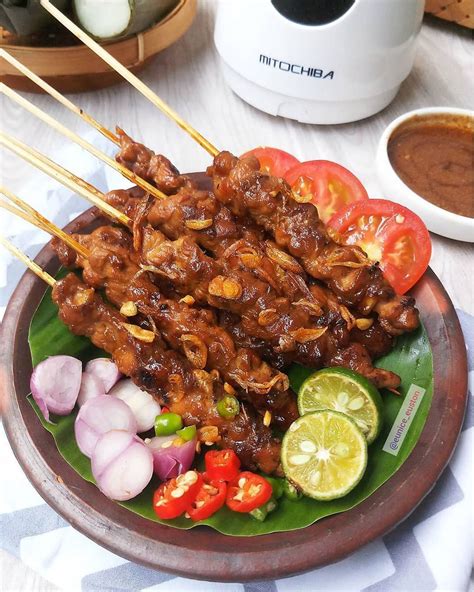 Sate ayam dengan bumbu dalam budaya Indonesia